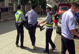 當(dāng)民警遇上碰瓷，這樣執(zhí)法讓我驚呆了